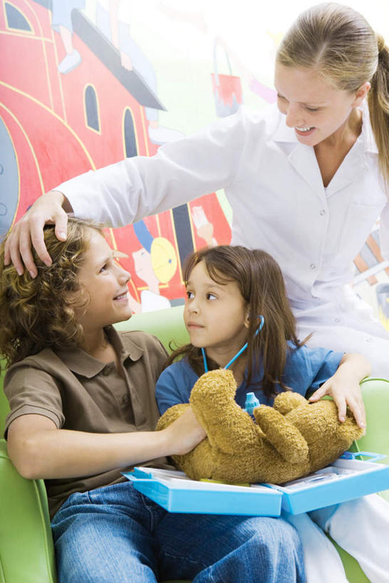 西方人,儿童,三个人,伙伴,朋友,坐,摸,竖图,室内,白天,正面,游戏,友谊,纯洁,安全,手提箱,玩具,欧洲,欧洲人,抚摸,玩偶,玩,娱乐,小孩,听诊器,箱子,休闲,可爱,童年,童趣,幼儿园,保护,手术,医疗设备,保险,私密,童真,密码箱,烂漫,无邪,天真,友情,男孩,男人,男性,年轻女性,女孩,女人,女性,白种人,触摸,接触,玩耍,嬉戏,坐着,半身,彩图,男生,女生