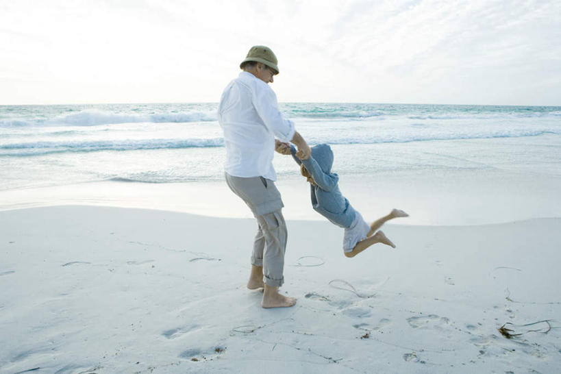 西方人,儿童,一个人,握手,横图,室外,白天,正面,纯洁,海浪,海洋,沙滩,欧洲,欧洲人,仅一个男性,仅一个人,沙子,海岸,浪花,沙地,旋转,小孩,海水,仅一个小孩,可爱,童年,童趣,海景,童真,烂漫,无邪,天真,男孩,男人,男性,白种人,孩子,大海,风浪,海,海水的波动,海滩,近岸浪,涌浪,搀手,拉手,手拉手,手握手,半身,彩图,男生