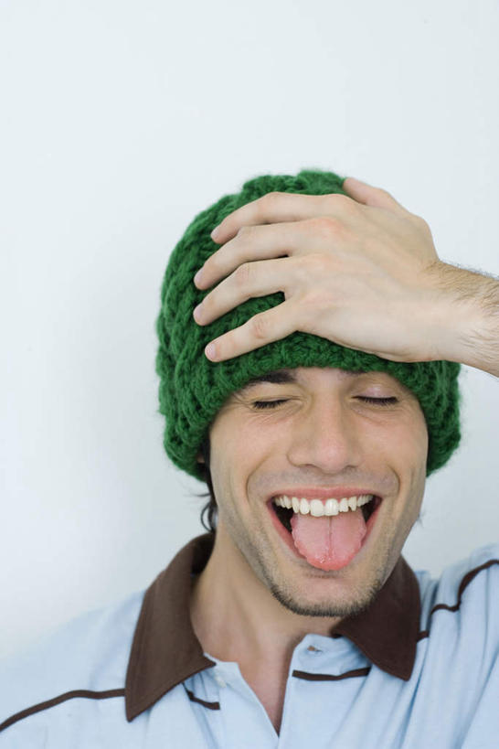 头发,一个人,笑,微笑,露齿笑,竖图,室内,白天,白色背景,正面,兴奋,帽子,仅一个男性,仅一个人,仅一个年轻男性,黑色,按,张嘴,摄影,影棚,绒线帽,张大嘴巴,男人,男性,年轻男性,张开嘴,半身,彩图,影棚拍摄,高兴,拍摄