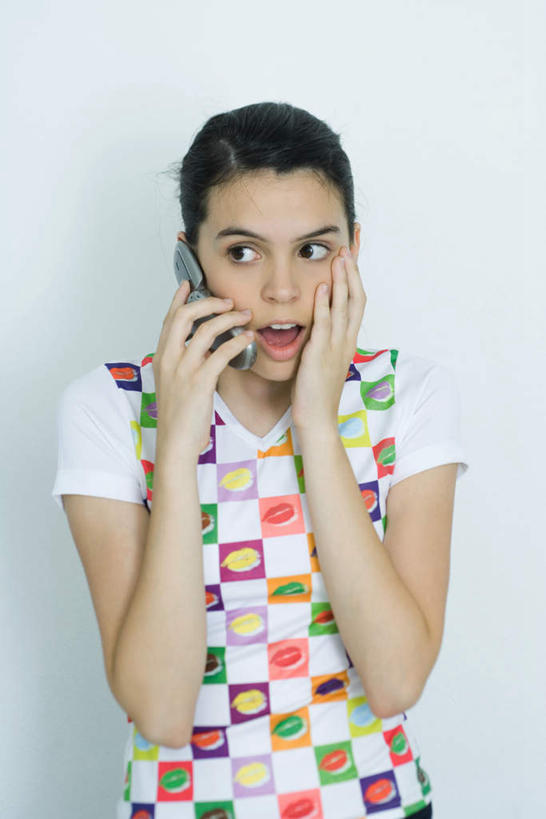 西方人,一个人,摸,打电话,竖图,室内,特写,白天,白色背景,正面,电话,手机,欧洲,欧洲人,仅一个年轻女性,仅一个女性,仅一个人,抚摸,惊讶,通讯设备,张嘴,摄影,影棚,惊奇,张大嘴巴,交流,年轻女性,女人,女性,白种人,张开嘴,触摸,沟通,接触,通话,半身,彩图,影棚拍摄,拍摄