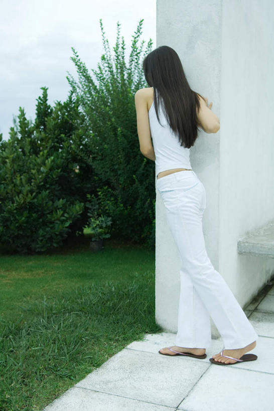 西方人,一个人,竖图,室外,白天,正面,草地,草坪,植物,欧洲,欧洲人,仅一个年轻女性,仅一个女性,仅一个人,草,树,树木,绿色,自然,观察,看,靠着,倚靠,生长,成长,查看,年轻女性,女人,女性,白种人,彩图,全身