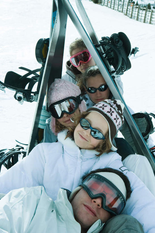 西方人,躺,笑,微笑,竖图,俯视,室外,白天,雪,大雪,帽子,欧洲,欧洲人,五个人,一排,整齐,积雪,雪景,冬天,排列,护目镜,滑雪板,绒线帽,队列,卧着,男人,男性,年轻男性,年轻女性,女人,女性,白种人,躺着,卧,半身,彩图,高角度拍摄