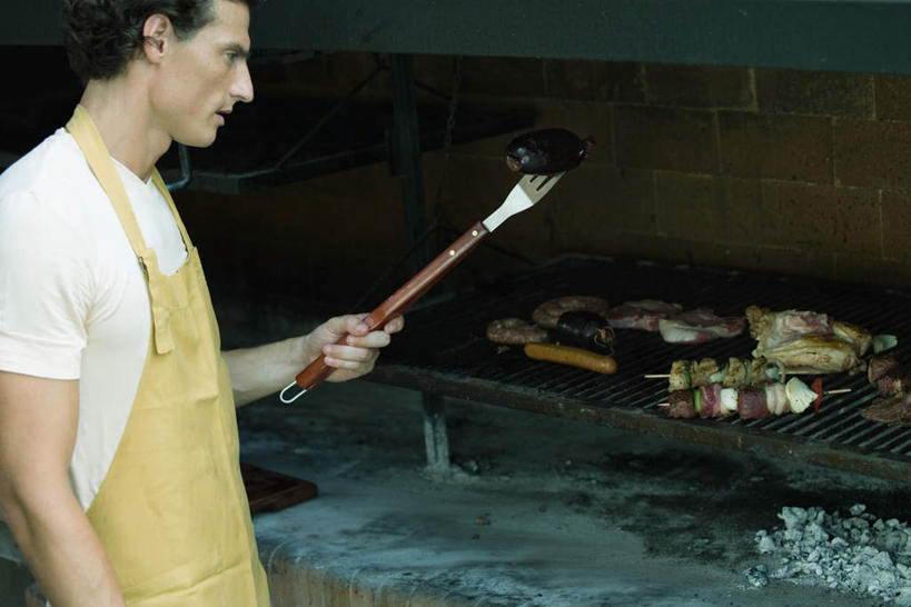 西方人,一个人,站,横图,室外,白天,侧面,厨房,餐具,欧洲,欧洲人,仅一个男性,仅一个人,握,服装,叉子,肉,烤肉,拿,拿着,注视,休闲装,猪肉,肉类,仅一个年轻男性,衣服,观察,看,站着,休闲,休闲服,握着,服饰,观看,烤肠,察看,关注,肉食,餐叉,豚肉,男人,男性,年轻男性,白种人,进餐用具,站立,半身,彩图,灶间