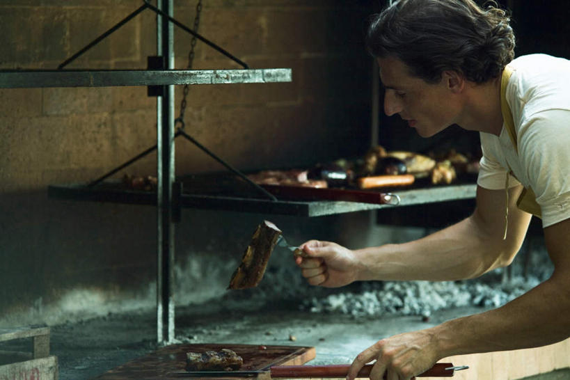 西方人,一个人,站,横图,室外,白天,侧面,烧烤,厨房,餐具,欧洲,欧洲人,仅一个男性,仅一个人,弯腰,握,服装,叉子,烤架,烤肉,拿,拿着,注视,休闲装,仅一个年轻男性,衣服,观察,看,弯,站着,休闲,休闲服,铁架,握着,服饰,观看,察看,关注,餐叉,男人,男性,年轻男性,白种人,进餐用具,站立,半身,彩图,灶间