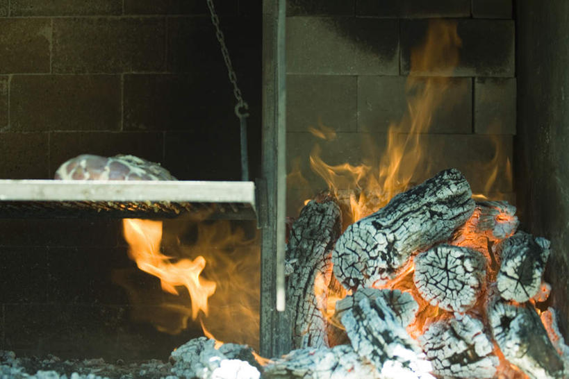 无人,横图,室外,特写,白天,正面,烹饪,烧烤,西餐,热情,火,火焰,肉,牛肉,料理,食品,烤架,烤肉,燃烧,菜肴,美食,肉类,食物,铁架,西式,佳肴,原木,肉食,烹调,彩图,柴火