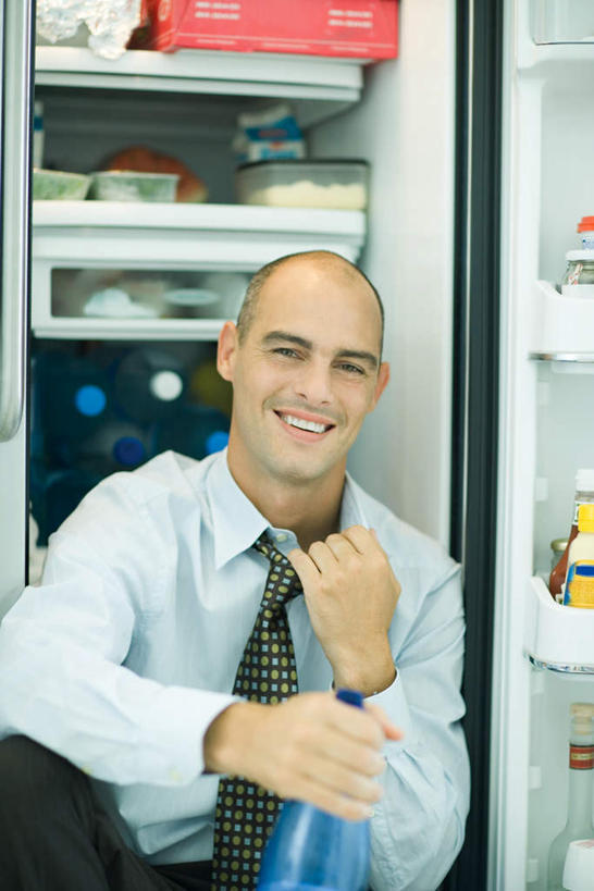 西方人,一个人,商务人士,商务男性,坐,笑,微笑,露齿笑,竖图,室内,白天,正面,衬衫,欧洲,欧洲人,仅一个男性,仅一个人,仅一个中年男性,套装,电器,冰箱,注视,冷冻,冷柜,冷藏柜,观察,看,冷藏,观看,储藏,扯,察看,家电,家用电器,关注,商务装,工薪阶层,保鲜,男人,男性,中年男性,白种人,白领,上班族,抬头,仰头,坐着,半身,彩图,衬衣