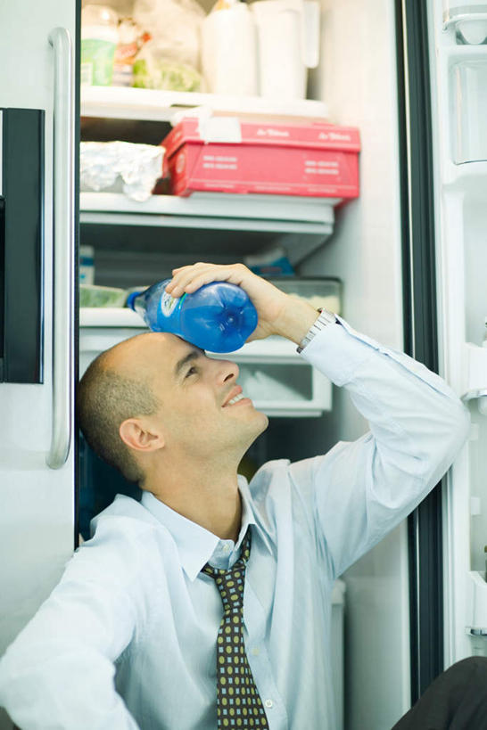 西方人,一个人,商务人士,商务男性,坐,闭眼,笑,微笑,露齿笑,竖图,室内,白天,正面,衬衫,欧洲,欧洲人,仅一个男性,仅一个人,仅一个中年男性,套装,电器,壶,冰箱,冷冻,冷柜,水壶,茶壶,冷藏柜,冷藏,储藏,家电,家用电器,商务装,工薪阶层,保鲜,男人,男性,年轻男性,白种人,白领,上班族,闭眼睛,闭着眼,闭着眼睛,坐着,半身,彩图,衬衣