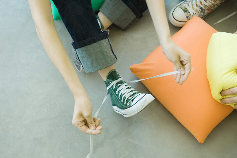 西方人,两个人,伙伴,朋友,横图,俯视,室内,白天,友谊,靠垫,鞋子,欧洲,欧洲人,握,服装,鞋带,靠枕,拿,拿着,休闲装,衣服,垫子,枕头,休闲,休闲服,握着,系,服饰,友情,男人,男性,年轻男性,年轻女性,女人,女性,白种人,半身,彩图,高角度拍摄