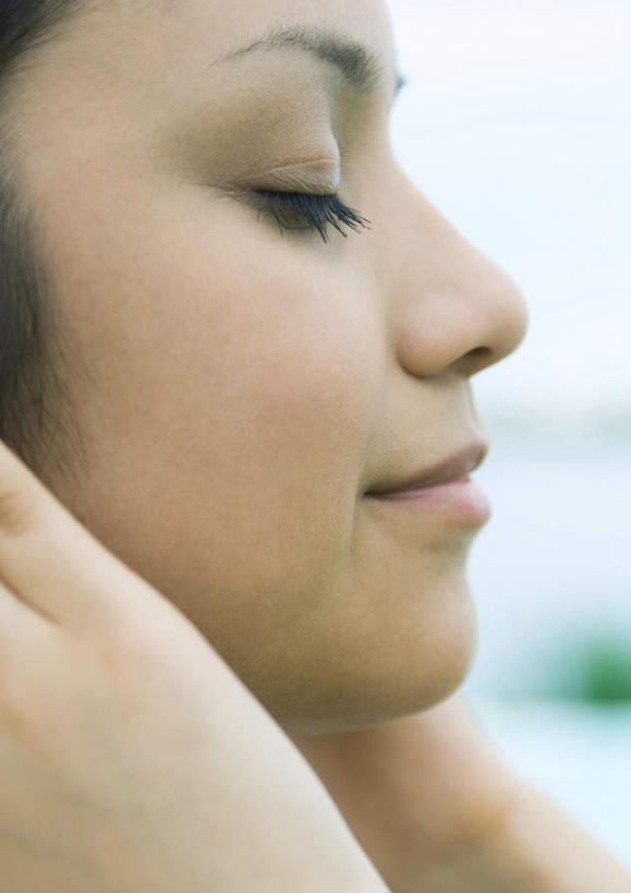 西方人,一个人,闭眼,竖图,室外,特写,白天,侧面,欧洲,欧洲人,仅一个年轻女性,仅一个女性,仅一个人,服装,朦胧,模糊,庭院,园艺,休闲装,衣服,休闲,休闲服,捂,服饰,年轻女性,女人,女性,白种人,闭眼睛,闭着眼,闭着眼睛,半身,彩图,捂着