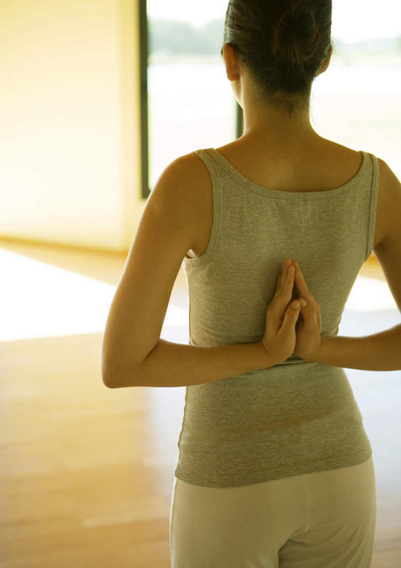 西方人,站,竖图,室内,白天,运动服,窗户,地板,欧洲,欧洲人,阴影,服装,光线,影子,地面,祝福,休闲装,木地板,玻璃窗,虔诚,背面,衣服,祈祷,双手合十,站着,一个年轻女性,休闲,休闲服,服饰,感谢,瑜伽服,舞蹈房,合十礼,合掌礼,合十,莲华合掌,感恩,瑜伽馆,练功房,女人,女性,白种人,站立,半身,彩图