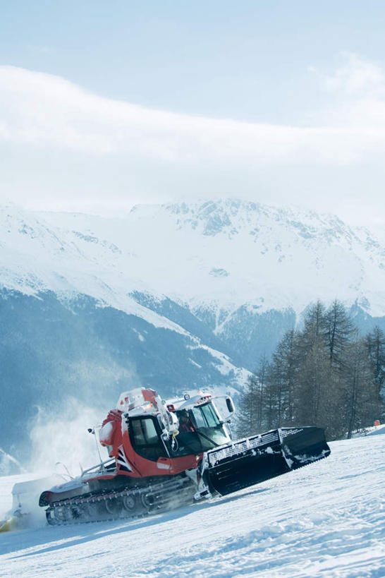 无人,竖图,室外,白天,正面,旅游,度假,美景,森林,山,山脉,树林,雪,植物,大雪,汽车,瑞士,欧洲,积雪,景观,山峰,雪景,云,云朵,冬季,冬天,山峦,云彩,娱乐,车,树,树木,蓝色,绿色,白云,蓝天,天空,自然,交通工具,群山,天,享受,休闲,景色,放松,寒冷,生长,晴朗,成长,冰冷,自然风光,铲雪车,中欧,严寒,瑞士联邦,冰凉,酷寒,凛冽,凛凛,极冷,晴空,彩图