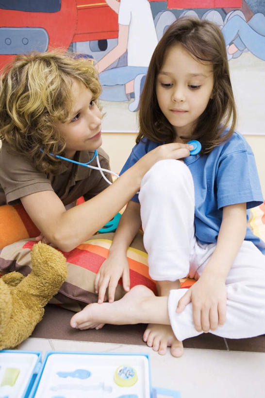 西方人,儿童,两个人,伙伴,朋友,坐,盘腿,竖图,室内,白天,正面,友谊,纯洁,安全,靠垫,手提箱,玩具,欧洲,欧洲人,握,服装,靠枕,拿,拿着,注视,休闲装,小孩,衣服,听诊器,箱子,垫子,枕头,观察,看,休闲,休闲服,可爱,童年,童趣,握着,幼儿园,服饰,观看,保护,察看,医疗设备,手术工具,关注,医疗器械,保险,私密,医疗工具,童真,密码箱,烂漫,无邪,检测工具,天真,友情,男孩,男人,男性,女孩,女人,女性,白种人,盘腿而坐,盘膝,盘着腿的,盘着腿坐,双腿交叉,坐着,半身,彩图,男生,女生