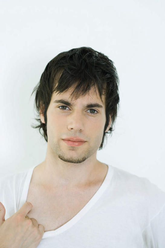 西方人,脸,头,脸颊,脖子,手,头发,一个人,竖图,室内,特写,白天,白色背景,正面,欧洲,欧洲人,仅一个男性,仅一个人,拉扯,阴影,服装,光线,影子,注视,休闲装,肩膀,仅一个年轻男性,衣服,黑色,观察,看,休闲,手部,休闲服,摄影,服饰,影棚,观看,扯,察看,关注,男人,男性,年轻男性,白种人,头部,脖,颈,颈部,脸部,脸蛋,面部,半身,彩图,影棚拍摄,拍摄