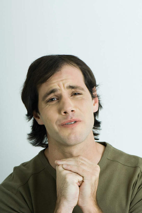 西方人,脸,头,脸颊,脖子,头发,一个人,竖图,室内,特写,白天,白色背景,正面,欧洲,欧洲人,仅一个男性,仅一个人,仅一个中年男性,阴影,服装,光线,影子,注视,休闲装,肩膀,衣服,黑色,观察,看,休闲,休闲服,摄影,服饰,影棚,观看,恳求,察看,关注,可怜,请求,男人,男性,中年男性,白种人,头部,脖,颈,颈部,脸部,脸蛋,面部,半身,彩图,影棚拍摄,拍摄