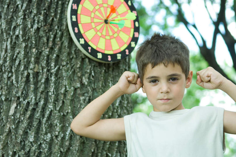 西方人,儿童,一个人,站,举,横图,室外,白天,正面,旅游,度假,游戏,纯洁,草地,草坪,美景,植物,玩具,欧洲,欧洲人,仅一个男性,仅一个人,服装,景观,飞镖盘,飞镖,玩,注视,休闲装,娱乐,草,树,树木,小孩,衣服,绿色,自然,观察,看,托,站着,仅一个小孩,享受,休闲,休闲服,景色,放松,可爱,童年,童趣,益智,服饰,生长,成长,观看,活动,察看,发泄,关注,消遣,智力,自然风光,童真,烂漫,无邪,宣泄,天真,男孩,男人,男性,白种人,孩子,举起,举手,举着,玩耍,嬉戏,向上举,向上伸,向上托,站立,半身,彩图,男生