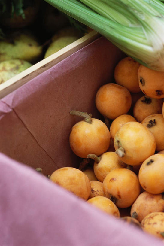 无人,竖图,俯视,室内,白天,枇杷,水果,一堆,许多,阴影,堆叠,堆积,朦胧,模糊,新鲜,光线,包装,影子,纸箱,生食,食品,果实,很多,食物,容器,箱子,有机食品,绿色食品,堆,纸板箱,包装箱,芦枝,芦橘,金丸,彩图,高角度拍摄