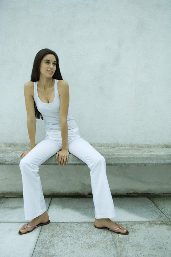 西方人,一个人,坐,竖图,室内,白天,正面,椅子,欧洲,欧洲人,仅一个年轻女性,仅一个女性,仅一个人,撑,阴影,服装,光线,影子,长椅,注视,休闲装,衣服,观察,看,休闲,休闲服,石椅,服饰,观看,察看,撑着,关注,年轻女性,女人,女性,白种人,坐着,彩图,全身