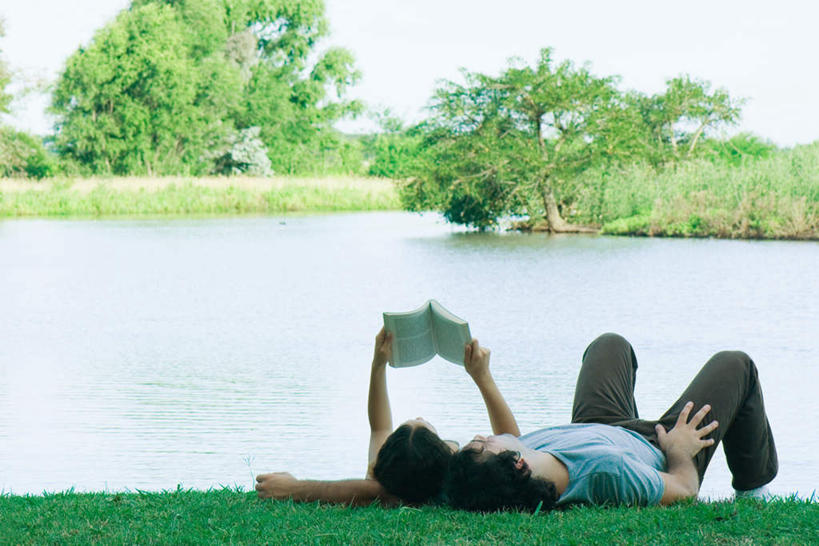 西方人,两个人,家庭,夫妻,躺,抱,横图,室外,白天,正面,爱情,看书,旅游,度假,阅读,草地,草坪,河流,美景,树林,水,植物,书籍,欧洲,欧洲人,学习,服装,河水,景观,水流,浪漫,注视,休闲装,娱乐,草,树,树木,衣服,绿色,自然,书本,观察,看,享受,休闲,温暖,温馨,一家人,休闲服,景色,恩爱,放松,读书,浏览,恋人,服饰,生长,成长,抱着,观看,和睦,察看,搂着,关注,自然风光,枕着,卧着,男人,男性,年轻男性,年轻女性,女人,女性,白种人,年轻人,夫妇,情侣,书,图书,怀抱,搂,搂抱,躺着,卧,相抱,拥抱,彩图,全身,伴侣,融洽