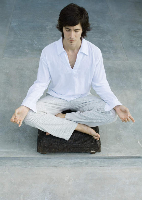 西方人,一个人,闭眼,盘腿,竖图,俯视,室外,白天,锻炼,瑜伽,运动,欧洲,欧洲人,仅一个男性,仅一个人,瓷砖,地砖,庭院,园艺,地面,仅一个年轻男性,养生,冥想,体育,男人,男性,年轻男性,白种人,闭眼睛,闭着眼,闭着眼睛,盘腿而坐,盘膝,盘着腿的,盘着腿坐,双腿交叉,彩图,高角度拍摄,全身,健身