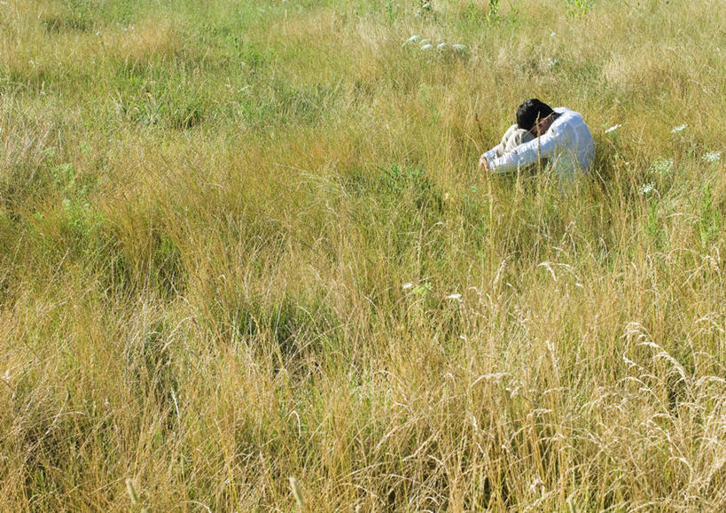 西方人,一个人,农田,坐,横图,俯视,室外,白天,旅游,度假,庄稼,草地,草坪,美景,植物,欧洲,欧洲人,仅一个男性,仅一个人,蜷缩,景观,娱乐,草,仅一个年轻男性,绿色,自然,享受,休闲,疲倦,景色,放松,疲劳,疲惫,自然风光,失落,疲乏,男人,男性,年轻男性,白种人,坐着,彩图,高角度拍摄,全身,耕地,庄稼田