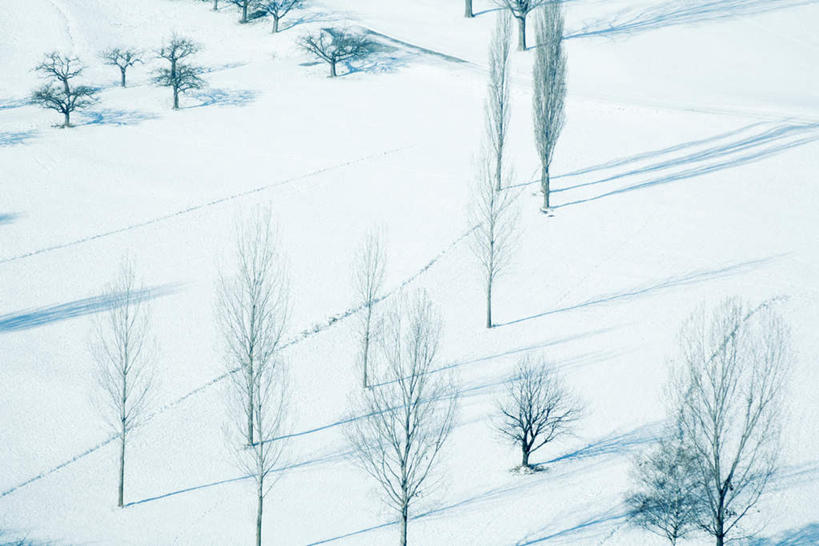 无人,横图,俯视,航拍,室外,白天,旅游,度假,美景,雪,植物,大雪,道路,路,瑞士,欧洲,积雪,景观,雪景,冬天,小路,交通,娱乐,树,树木,绿色,自然,享受,休闲,景色,放松,乡间小路,生长,成长,鸟瞰,自然风光,中欧,瑞士联邦,瓦莱州,彩图,高角度拍摄