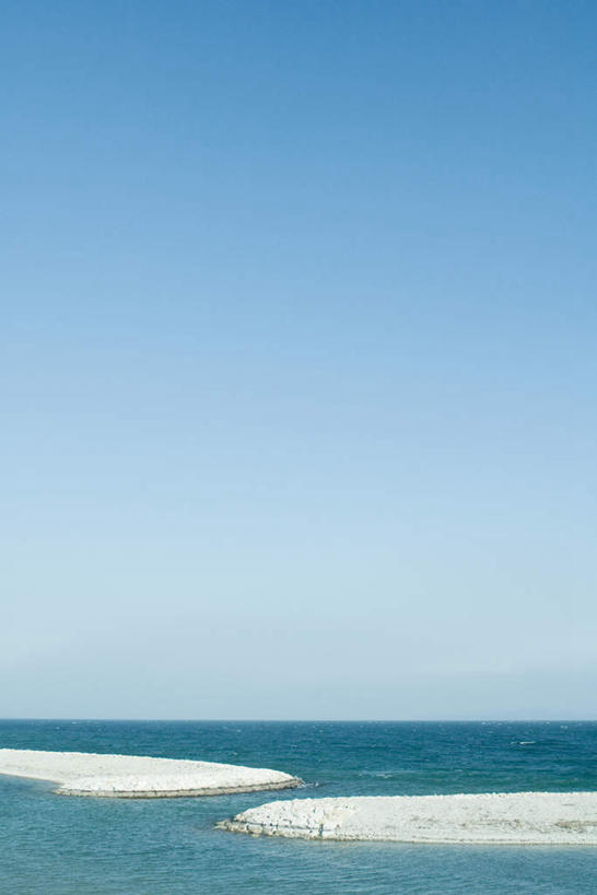 无人,竖图,室外,白天,正面,旅游,度假,海浪,海洋,美景,景观,浪花,水平线,辽阔,海平线,娱乐,蓝色,蓝天,天空,自然,海水,天,享受,休闲,广阔,景色,放松,晴朗,一望无际,自然风光,海景,防波堤,万里无云,无边无际,一马平川,大海,风浪,海,海水的波动,近岸浪,涌浪,晴空,晴空万里,彩图,水天相接,水天一线