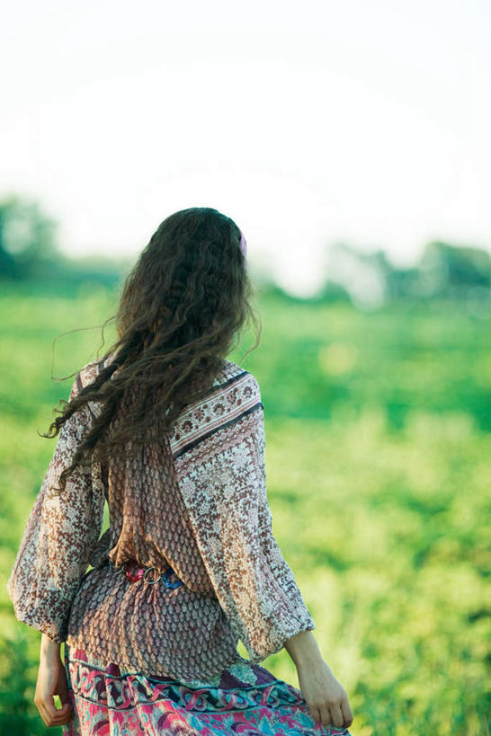 西方人,一个人,走,竖图,室外,白天,裙子,旅游,度假,欧洲,欧洲人,仅一个年轻女性,仅一个女性,仅一个人,服装,朦胧,模糊,注视,休闲装,娱乐,长裙,背面,衣服,观察,看,享受,休闲,休闲服,放松,服饰,观看,察看,关注,年轻女性,女人,女性,白种人,步行,散步,走路,半身,彩图