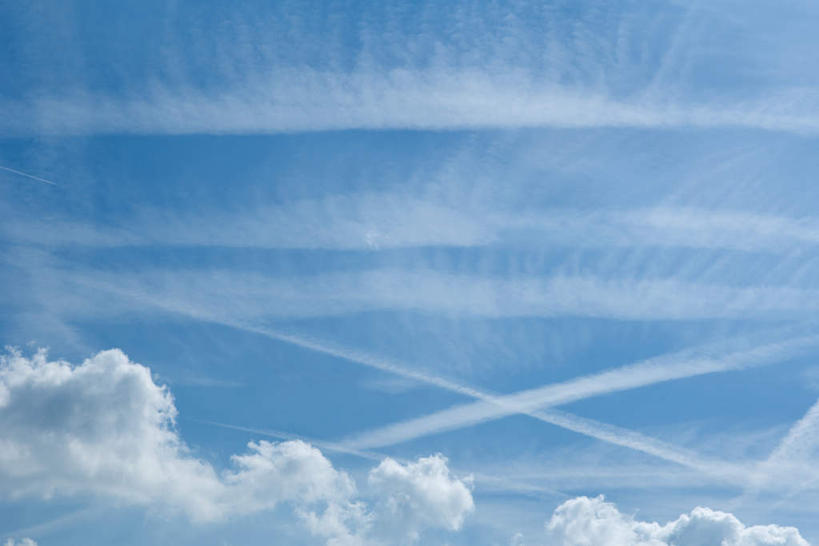 无人,横图,室外,白天,仰视,美景,景观,烟雾,云,云朵,云彩,蓝色,白云,蓝天,天空,自然,天,景色,晴朗,污染,废气,自然风光,飞机尾迹,尾迹云,机尾云,飞机拉烟,云带,尾迹,机尾迹,飞机尾气,晴空,彩图,低角度拍摄