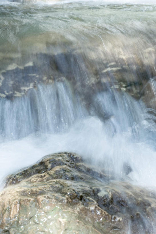 无人,竖图,俯视,室外,白天,旅游,度假,礁石,石头,美景,瀑布,水,飞溅,朦胧,模糊,溅,石子,液体,景观,娱乐,自然,享受,休闲,景色,放松,喷洒,自然风光,跌水,礁,石块,岩石,彩图,高角度拍摄