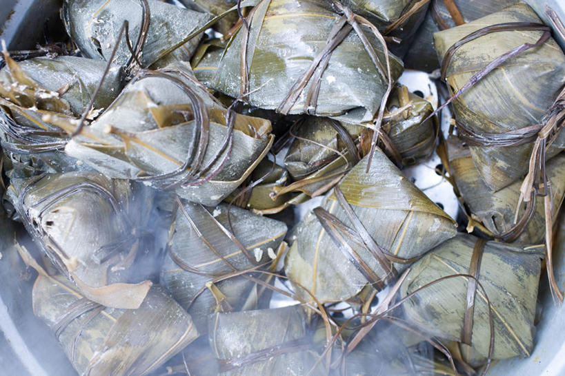 无人,横图,俯视,室外,特写,白天,烹饪,中餐,水,叶子,端午节,节日,朦胧,模糊,庆祝,锅子,液体,水滴,粽叶,料理,食品,绿叶,粽子,文化,锅,菜肴,美食,食物,容器,庆典,中式,嫩叶,佳肴,纪念,箬叶,芦苇叶,角黍,筒粽,叶,叶片,彩图,高角度拍摄