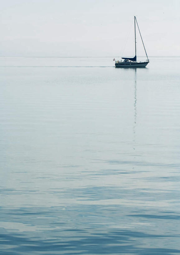 帆船,无人,竖图,俯视,室外,白天,旅游,度假,湖,湖泊,美景,水,船,一艘,停靠,波纹,湖面,景观,水流,水面,涟漪,娱乐,倒影,水纹,自然,交通工具,波浪,湖水,享受,休闲,景色,放松,倒映,停泊,自然风光,水晕,反照,彩图,高角度拍摄