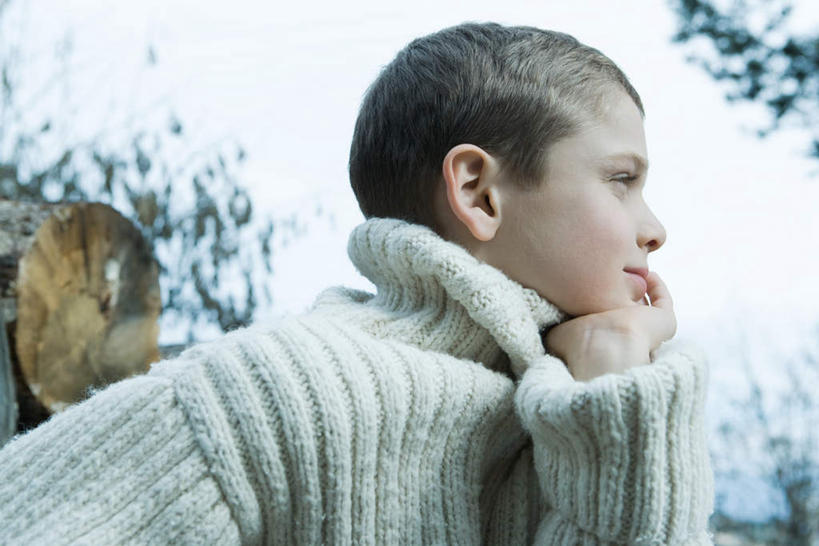 西方人,儿童,脸,头,脸颊,一个人,坐,笑,微笑,横图,室外,特写,白天,仰视,毛衣,旅游,度假,纯洁,雪,大雪,欧洲,欧洲人,仅一个男性,仅一个人,撑,朦胧,模糊,积雪,雪景,冬天,托腮,娱乐,肩膀,小孩,托,仅一个小孩,享受,休闲,放松,可爱,童年,童趣,原木,托下巴,童真,烂漫,无邪,天真,男孩,男人,男性,白种人,孩子,头部,脸部,脸蛋,面部,坐着,半身,彩图,低角度拍摄,绒衣,套衫,套头毛衣,线衣,男生