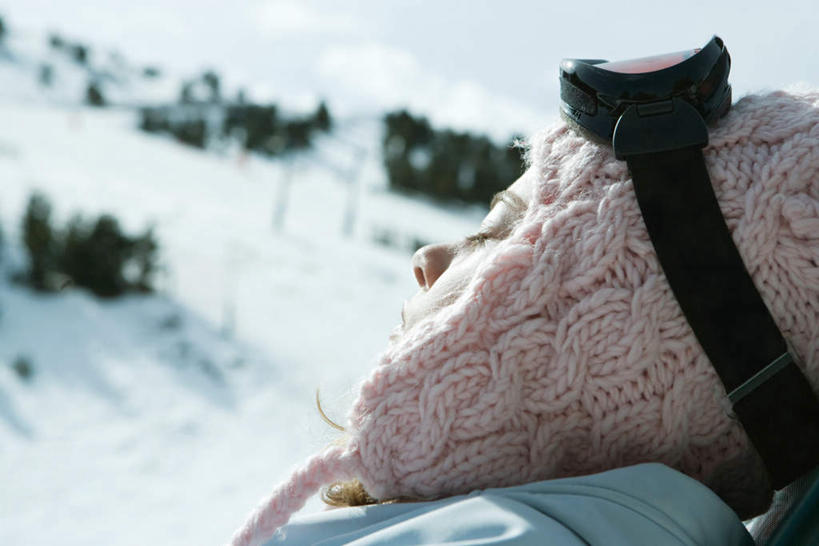 西方人,一个人,站,闭眼,横图,室外,特写,白天,正面,旅游,度假,树林,雪,植物,大雪,帽子,欧洲,欧洲人,仅一个年轻女性,仅一个女性,仅一个人,阴影,朦胧,模糊,光线,影子,积雪,雪景,冬天,娱乐,树,树木,绿色,阳光,自然,站着,享受,休闲,放松,生长,成长,绒线帽,年轻女性,女人,女性,白种人,闭眼睛,闭着眼,闭着眼睛,抬头,仰头,站立,半身,彩图