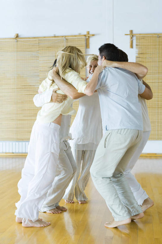 西方人,伙伴,站,抱,笑,微笑,露齿笑,竖图,室内,白天,友谊,窗户,地板,欧洲,欧洲人,五个人,许多,墙,竹帘,地面,休闲装,木地板,玻璃窗,墙壁,墙面,背面,站着,休闲,休闲服,百叶帘,治疗,抱着,搂着,心理治疗,团体治疗,瑜伽馆,友情,男人,男性,年轻男性,年轻女性,女人,女性,白种人,怀抱,搂,搂抱,相抱,拥抱,站立,半身,彩图