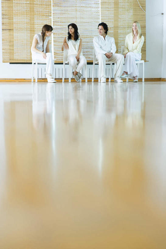 西方人,四个人,伙伴,坐,笑,说,微笑,露齿笑,竖图,室内,白天,正面,友谊,窗户,地板,椅子,欧洲,欧洲人,木椅,墙,竹帘,地面,休闲装,木地板,玻璃窗,相视,墙壁,墙面,休闲,面对面,休闲服,百叶帘,治疗,对视,相对,相看,心理治疗,团体治疗,瑜伽馆,交流,友情,男人,男性,年轻男性,年轻女性,女人,女性,白种人,沟通,讲话,交谈,说话,谈话,坐着,彩图,全身