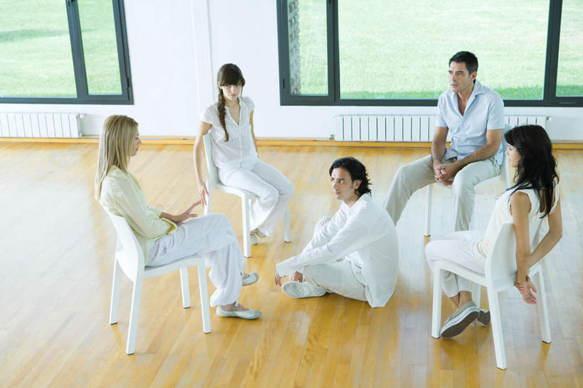 西方人,伙伴,坐,盘腿,横图,俯视,室内,白天,友谊,草地,草坪,植物,窗户,地板,椅子,欧洲,欧洲人,五个人,许多,围绕,木椅,墙,地面,休闲装,木地板,玻璃窗,相视,墙壁,墙面,草,绿色,休闲,面对面,休闲服,治疗,对视,相对,相看,心理治疗,团体治疗,瑜伽馆,友情,男人,男性,年轻男性,年轻女性,女人,女性,白种人,盘腿而坐,盘膝,盘着腿的,盘着腿坐,双腿交叉,坐着,彩图,高角度拍摄,全身