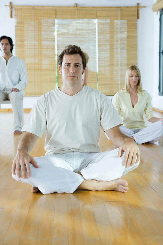 西方人,三个人,伙伴,坐,闭眼,盘腿,竖图,室内,白天,正面,友谊,窗户,地板,欧洲,欧洲人,墙,竹帘,地面,休闲装,木地板,玻璃窗,墙壁,墙面,休闲,休闲服,百叶帘,治疗,心理治疗,团体治疗,瑜伽馆,友情,男人,男性,年轻男性,年轻女性,女人,女性,白种人,闭眼睛,闭着眼,闭着眼睛,盘腿而坐,盘膝,盘着腿的,盘着腿坐,双腿交叉,坐着,半身,彩图