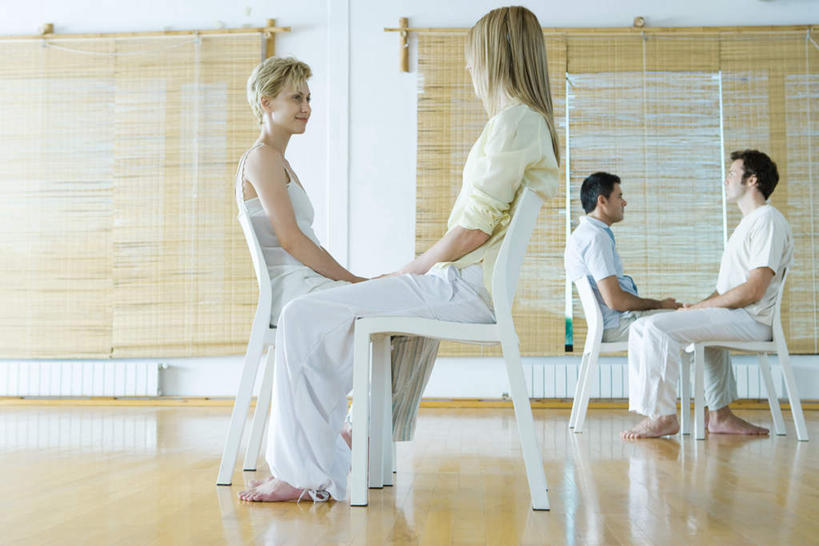 西方人,四个人,伙伴,坐,笑,微笑,横图,室内,白天,侧面,友谊,窗户,地板,椅子,欧洲,欧洲人,木椅,墙,竹帘,地面,休闲装,木地板,玻璃窗,相视,墙壁,墙面,休闲,面对面,休闲服,百叶帘,治疗,对视,相对,相看,心理治疗,团体治疗,瑜伽馆,友情,男人,男性,年轻男性,年轻女性,女人,女性,白种人,坐着,彩图,全身