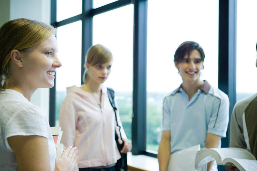 西方人,四个人,伙伴,朋友,学校,教学楼,图书馆,笑,说,微笑,露齿笑,横图,室内,白天,正面,友谊,树林,植物,窗户,落地窗,欧洲,欧洲人,服装,走廊,休闲装,校园,玻璃窗,树,树木,衣服,绿色,自然,休闲,同学,休闲服,服饰,生长,成长,浏览室,交流,友情,男人,男性,年轻男性,年轻女性,女人,女性,白种人,沟通,讲话,交谈,说话,谈话,半身,彩图,教室楼,教学大楼,书库,图书库,阅览室