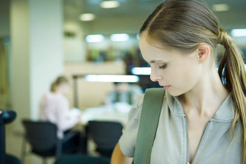 西方人,一个人,图书馆,坐,横图,室内,白天,正面,台灯,桌子,椅子,欧洲,欧洲人,仅一个年轻女性,仅一个女性,仅一个人,服装,包,书包,木椅,灯光,注视,休闲装,书桌,灯,衣服,背包,课桌,灯具,观察,看,休闲,休闲服,服饰,查看,观看,察看,照明设备,关注,浏览室,年轻女性,女人,女性,白种人,坐着,半身,彩图,书库,图书库,双肩包,阅览室