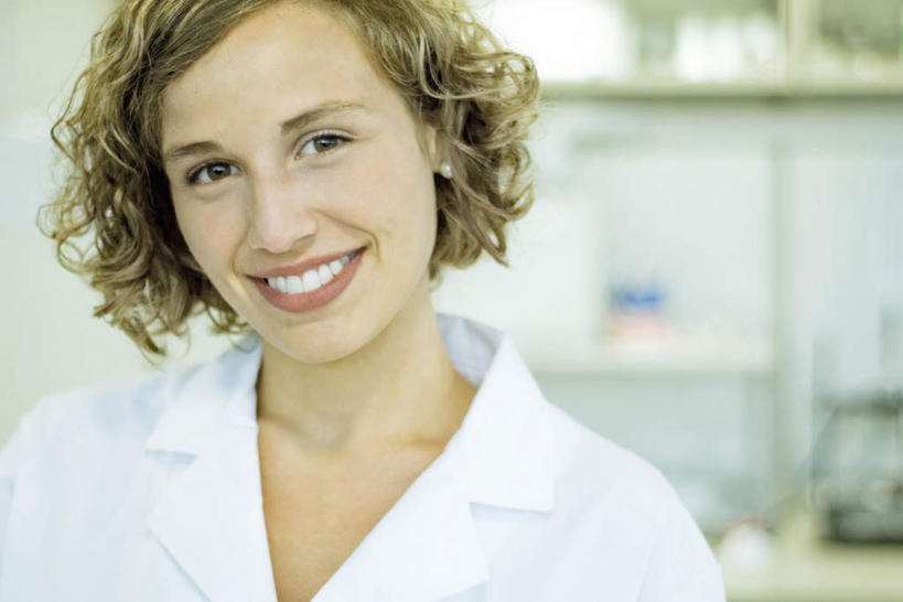 西方人,一个人,医生,医院,站,笑,微笑,露齿笑,横图,室内,白天,正面,欧洲,欧洲人,仅一个女性,仅一个人,服装,注视,观察,看,站着,仅一个中年女性,医护人员,医疗人员,观看,察看,白大褂,关注,医疗机构,女人,女性,中年女性,白种人,大夫,站立,半身,彩图,病院,诊所