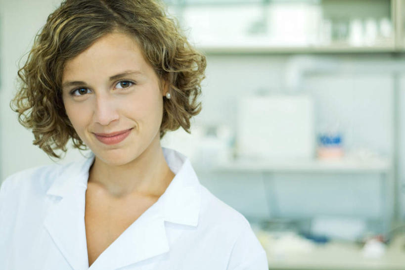 西方人,一个人,医生,医院,站,笑,微笑,横图,室内,白天,正面,柜子,欧洲,欧洲人,仅一个女性,仅一个人,服装,橱柜,站着,仅一个中年女性,医护人员,医疗人员,白大褂,医疗机构,女人,女性,中年女性,白种人,大夫,半身,彩图,病院,诊所