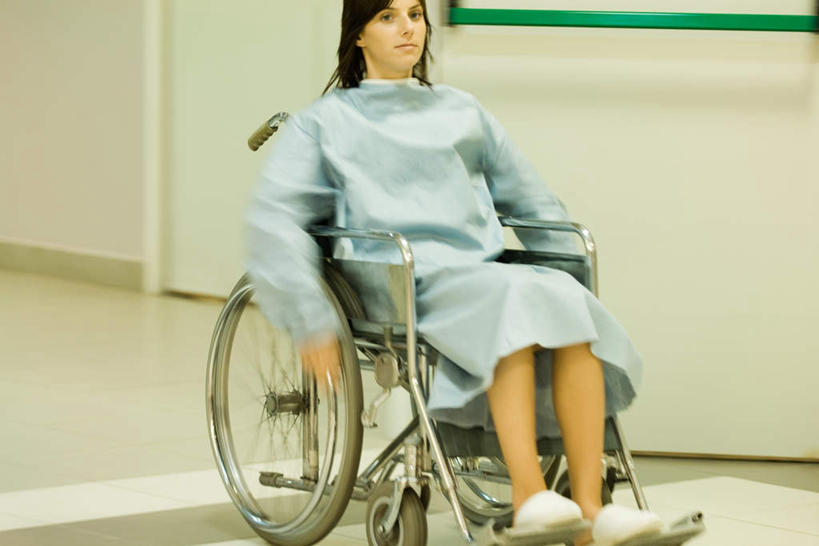 西方人,一个人,病人,医院,坐,走,推,横图,室内,白天,正面,欧洲,欧洲人,仅一个年轻女性,仅一个女性,仅一个人,服装,走廊,注视,衣服,轮椅,观察,看,观看,察看,病服,关注,残疾,残疾人,医疗机构,年轻女性,女人,女性,白种人,患者,就医者,散步,走路,坐着,半身,彩图,病院,诊所