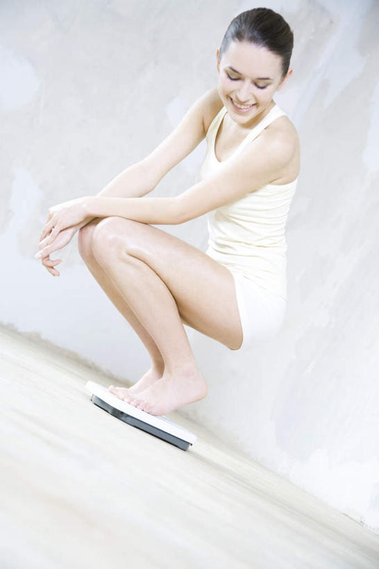 西方人,一个人,蹲,笑,微笑,露齿笑,竖图,室内,白天,侧面,仪器,欧洲,欧洲人,仅一个年轻女性,仅一个女性,仅一个人,墙,生活,墙壁,墙面,看,健康,查看,减肥,衡量,体重,计量,衡器,健康秤,年轻女性,女人,女性,白种人,秤,体重秤,蹲着,彩图,全身