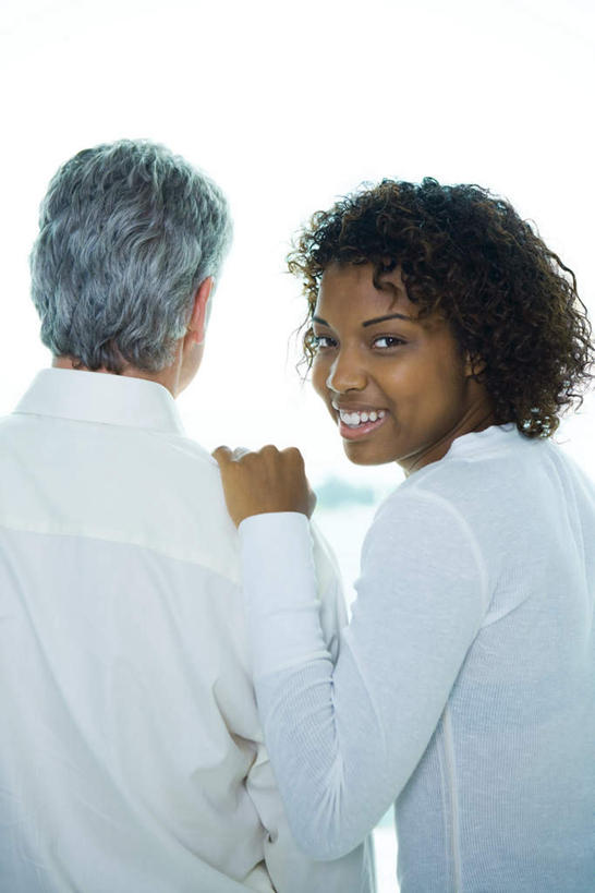 西方人,两个人,家庭,父亲,女儿,笑,微笑,露齿笑,竖图,室外,白天,旅游,度假,欧洲,非洲,黑人,欧洲人,娱乐,背面,蓝天,天空,天,享受,休闲,温暖,温馨,父女,一家人,放松,父爱,搭,和睦,搭着,男人,男性,年轻女性,女人,女性,中年男性,白种人,非洲人,半身,彩图,融洽