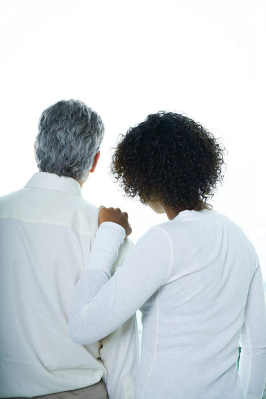 西方人,两个人,家庭,父亲,女儿,笑,微笑,露齿笑,竖图,室外,白天,旅游,度假,欧洲,非洲,黑人,欧洲人,娱乐,背面,蓝天,天空,天,享受,休闲,温暖,温馨,父女,一家人,放松,父爱,搭,和睦,搭着,男人,男性,年轻女性,女人,女性,中年男性,白种人,非洲人,半身,彩图,融洽