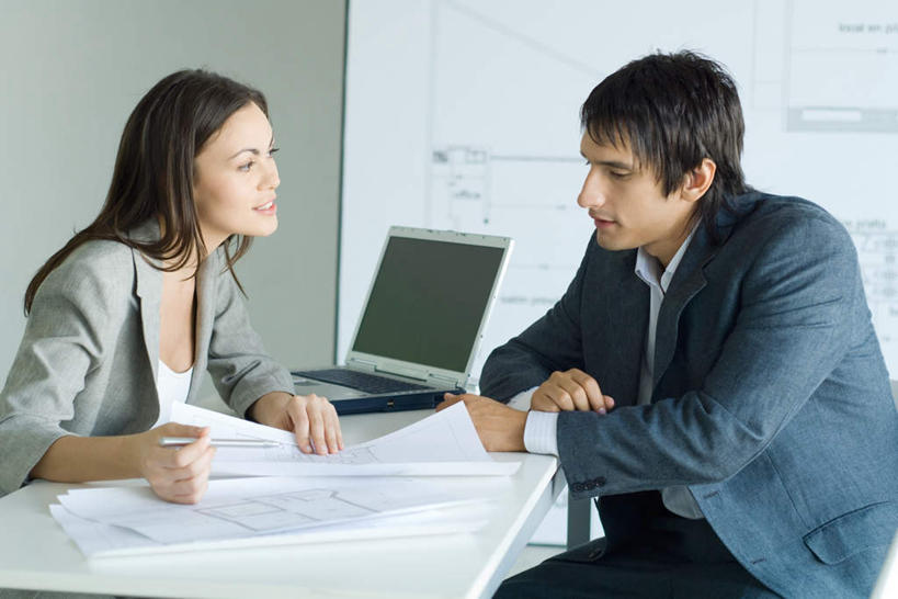 西方人,两个人,同事,办公室,坐,笑,说,微笑,露齿笑,横图,室内,白天,正面,成功,合作,团队,集体,信心,电脑,笔记本电脑,家具,桌子,欧洲,欧洲人,网络,笔,材料,档案,文件,办公桌,设计图,拿,拿着,注视,通讯设备,队伍,资料,观察,看,观看,察看,无线,领导,成就,关注,文档,通信设备,无线网络,合伙,领袖,工程图,草图,蓝图,无线上网,便携式电脑,办公家具,投影幕,交流,手提电脑,男人,男性,年轻男性,年轻女性,女人,女性,白种人,设计,沟通,讲话,交谈,说话,谈话,坐着,半身,彩图