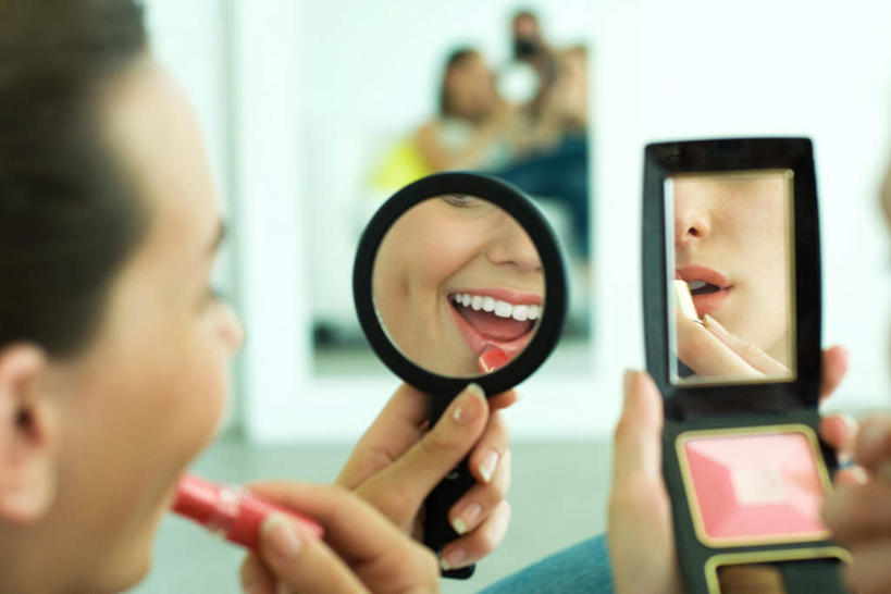 西方人,两个人,伙伴,朋友,笑,微笑,露齿笑,横图,室内,特写,白天,正面,化妆,美容,友谊,镜子,欧洲,欧洲人,护肤,握,朦胧,模糊,反射,拿,拿着,涂抹,化妆镜,化妆品,口红,保养,享受,休闲,放松,握着,抹,镜像,镜面,养颜,光学,友情,年轻女性,女人,女性,白种人,半身,彩图