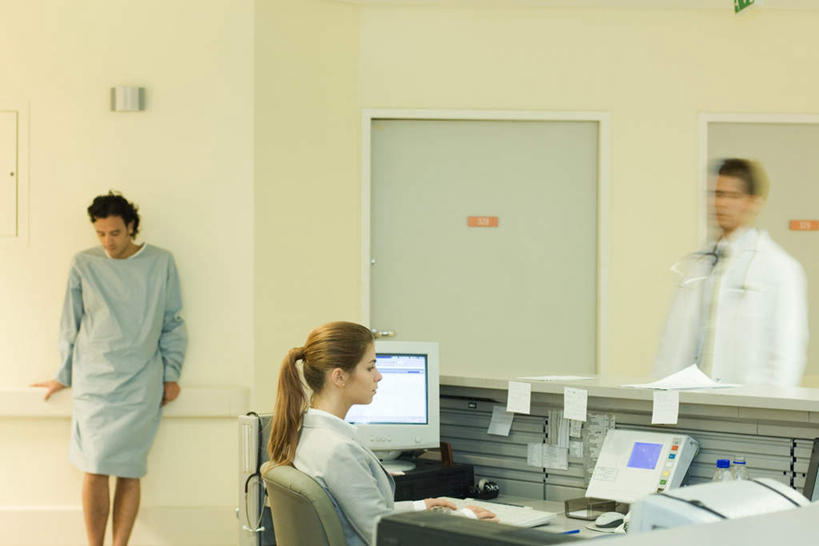 西方人,三个人,医生,医院,站,坐,横图,室内,白天,正面,电脑,显示器,鼠标,键盘,门,桌子,椅子,欧洲,欧洲人,撑,朦胧,模糊,网络,材料,档案,文件,办公桌,木椅,墙,注视,输入设备,通讯设备,墙壁,墙面,资料,门框,观察,看,站着,医护人员,医疗人员,台式电脑,观看,两台,察看,操作,撑着,白大褂,关注,文档,通信设备,输出设备,男人,男性,年轻男性,年轻女性,女人,女性,白种人,大夫,站立,坐着,半身,彩图