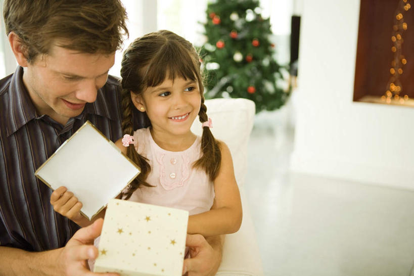 西方人,儿童,两个人,父亲,女儿,坐,抱,笑,微笑,露齿笑,横图,室内,白天,正面,纯洁,植物,地板,礼盒,礼物,欧洲,圣诞节,欧洲人,节日,庆祝,纸盒,墙,圣诞树,地面,注视,文化,吊灯,木地板,墙壁,墙面,盒子,装饰品,树,树木,一个,小孩,绿色,自然,包装盒,礼品盒,观察,看,庆典,父女,辫子,父爱,可爱,童年,童趣,放,礼品,生长,单个,成长,抱着,观看,纪念,麻花辫,察看,搂着,关注,拆,童真,烂漫,无邪,天真,男人,男性,年轻男性,女孩,女人,女性,白种人,搂,搂抱,坐着,半身,彩图,女生